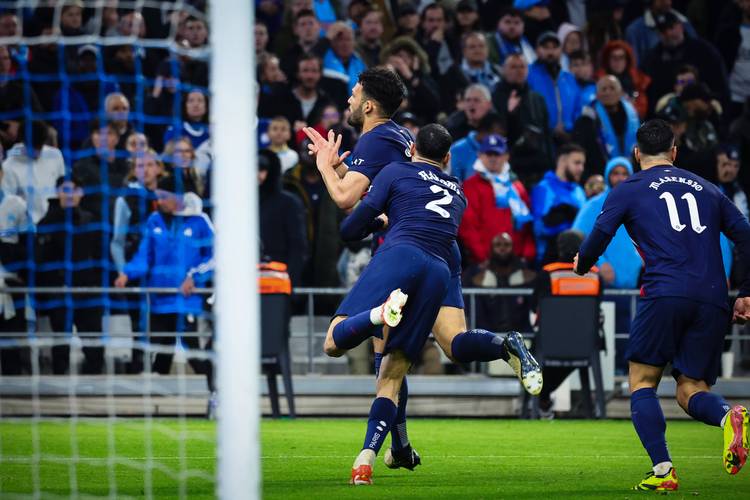 每一拍都是爱心！张江镇这场街区羽毛球比赛挥洒汗水，更温暖人心（挥拍传爱，暖意满城：张江镇街区羽毛球赛热力开打）