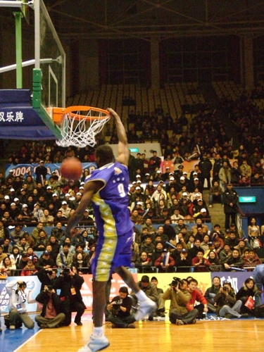 ESPN：曼联计划明年夏窗再引进中场，届时球队将有足够资金（ESPN：曼联拟在明夏转会窗再补强中场，届时资金充裕）