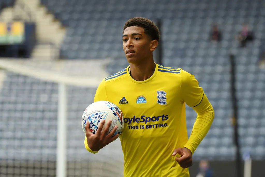 加里·内维尔：切尔西中轴线不够硬，距离赢得英超还很远（加里·内维尔：切尔西中轴偏软，距英超夺冠仍差一截）