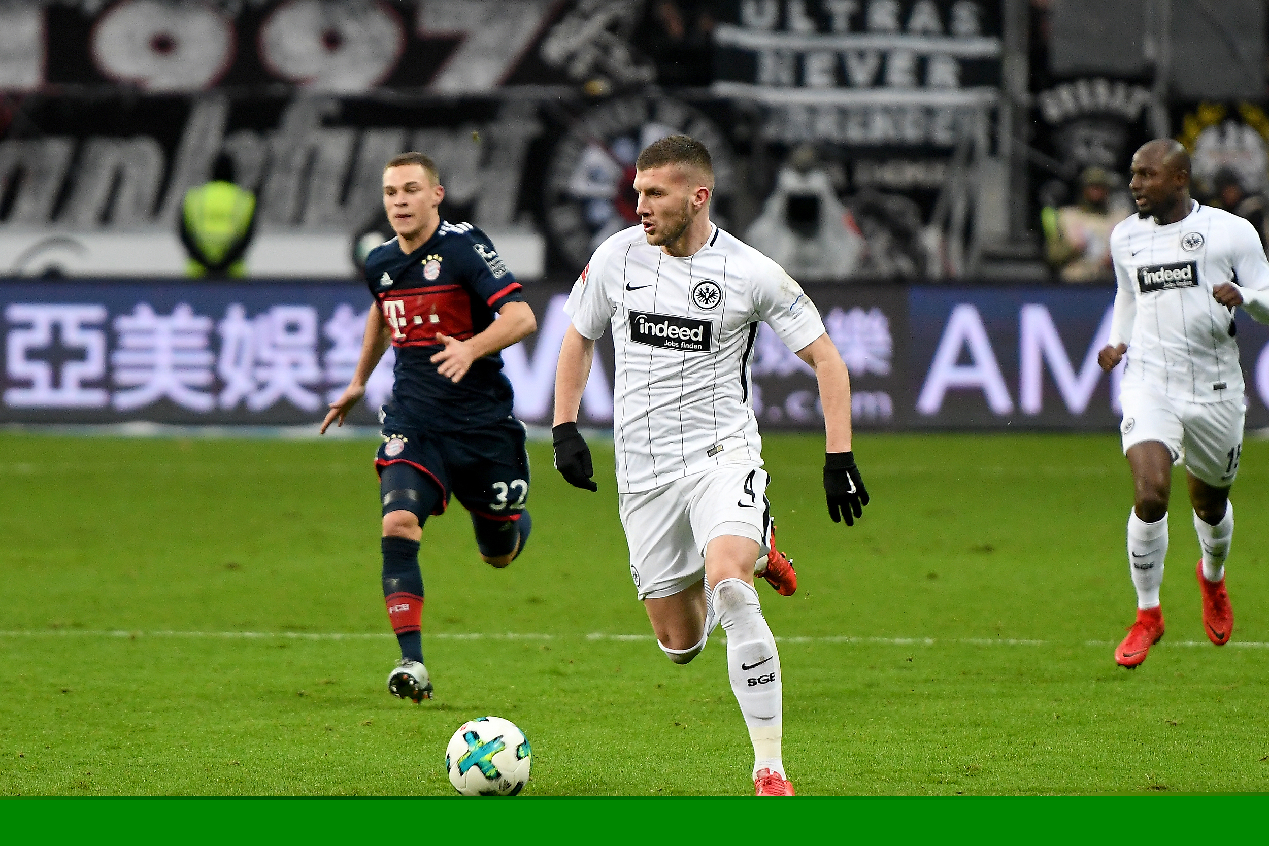 曼联主帅承受巨大压力（曼联主帅面临沉重压力）