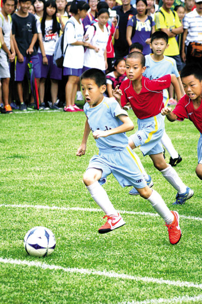 火力全开！哈登打满首节12分钟，0罚球砍下13分2助攻（哈登首节打满12分钟，零罚球轰下13分2助攻）